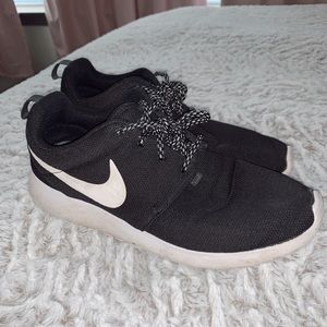 Well-Worn 8.5 Black Nike Roshes